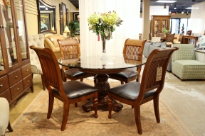 Cindy Crawford Table w/4 Chairs