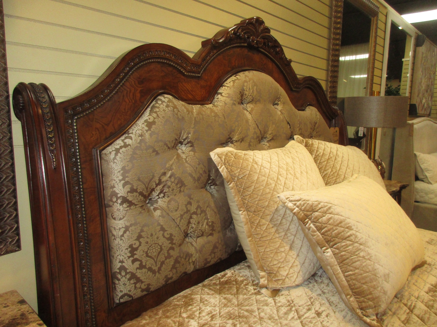 Ledelle king sleigh bedroom set