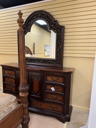 Traditional Dresser W/Mirror