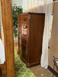 Traditional Chest Of Drawers