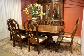 Trad. Table W/6 Chairs+2 Leaves