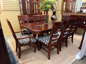 Traditional Table w/8 Chairs+Lf