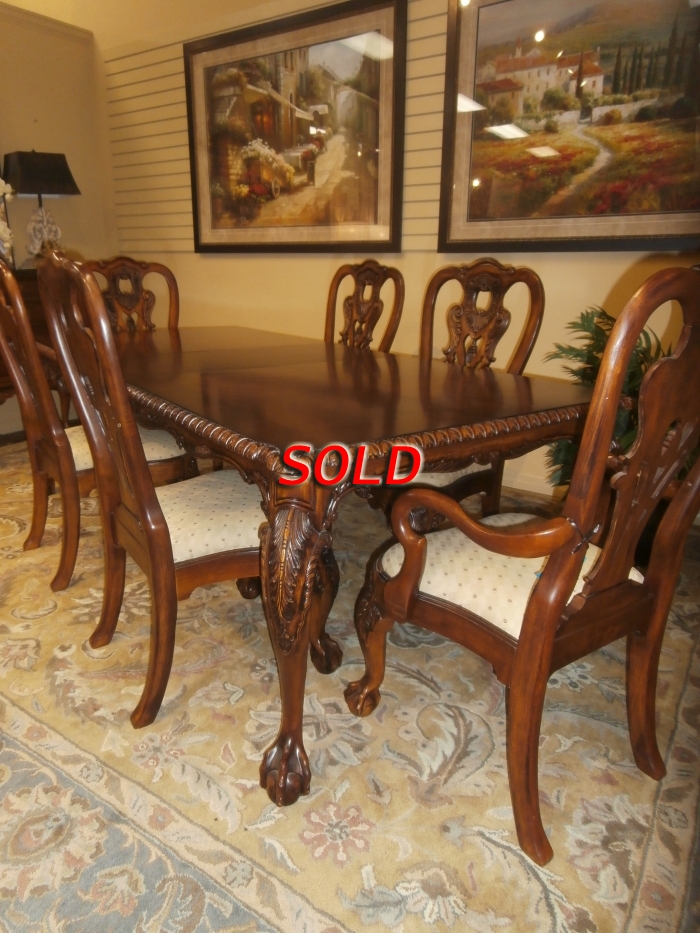 Traditional Dining Table & Chairs