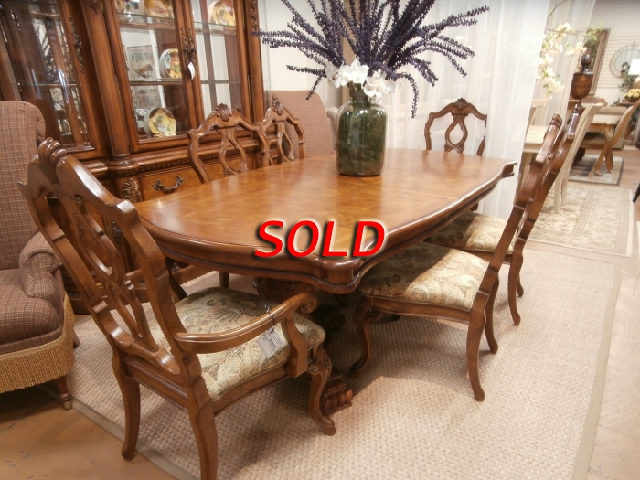 Havertys DR Table W/six chairs