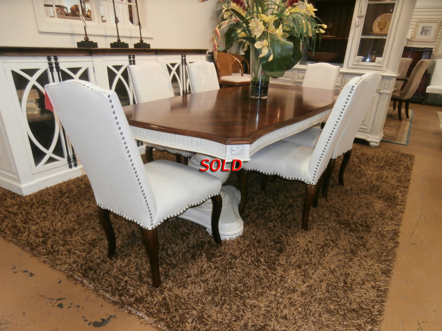 Villa Dining Table W/ 2 Leaves & 6 Chairs