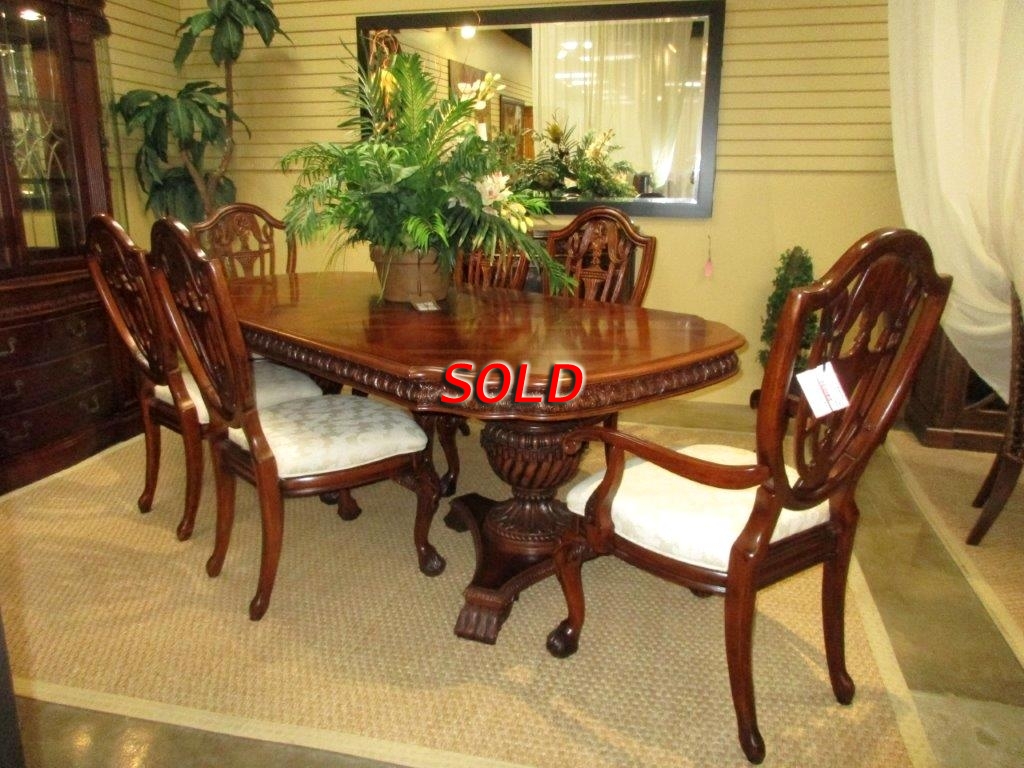 Traditional Table w/6 Chairs+2Lfs