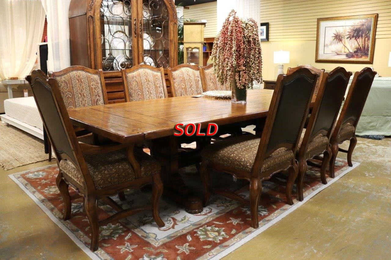 American Signature Table w/10 Chairs+2Lfs