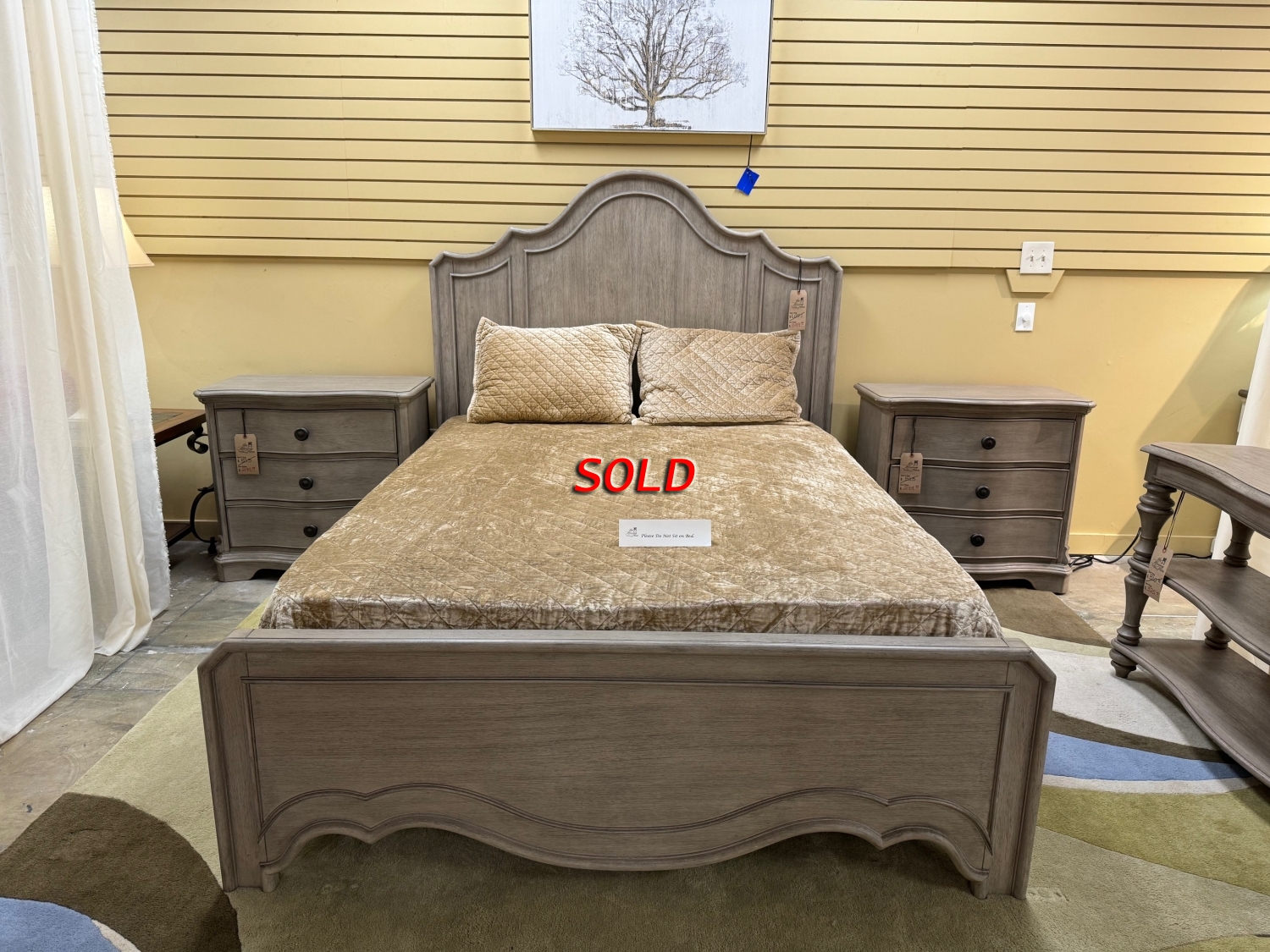 Riverside Corinne Queen Bed