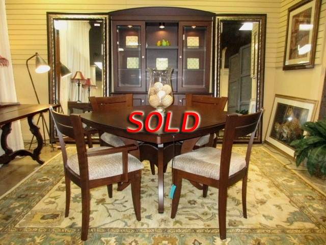 Saloom Dining Table W/4 Chairs