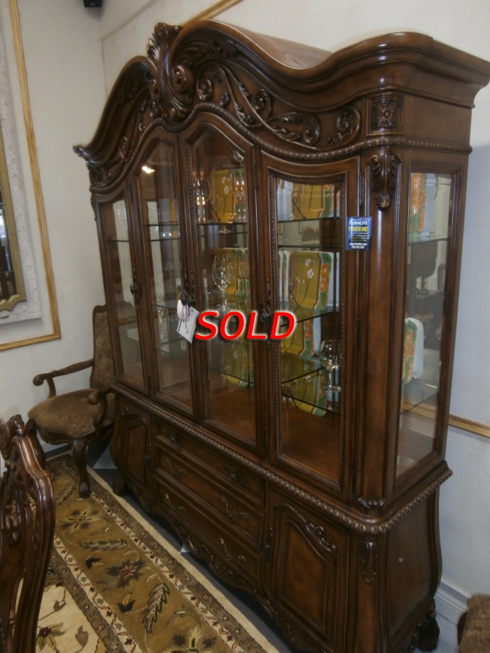 Havertys curio deals cabinets