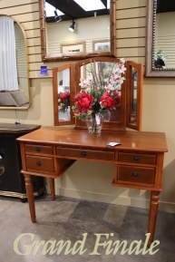 Traditional Vanity W/Mirror